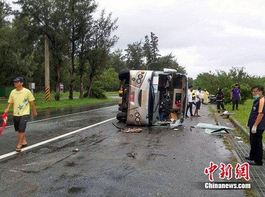 大陸游客在臺灣遭遇車禍 1人死亡13人受傷