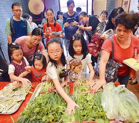 开学季 香港数百学子拜文昌帝君“开笔”