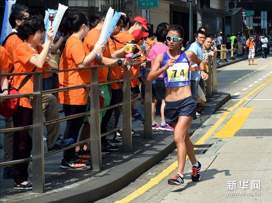 中国选手刘虹夺“港铁竞步赛2015”女子组冠军