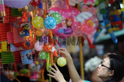 图：中秋将至香港各式灯笼上市 吸引市民选购