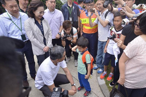 香港礼宾府开放日 梁振英夫妇与市民零距离接触