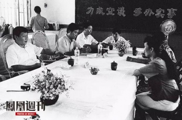 圖片默認(rèn)標(biāo)題_fororder_1993年8月，時(shí)任福建省福州市委書記的習(xí)近平（左一）在福州市、臺(tái)江區(qū)領(lǐng)導(dǎo)聯(lián)合接待群眾日接待群眾。