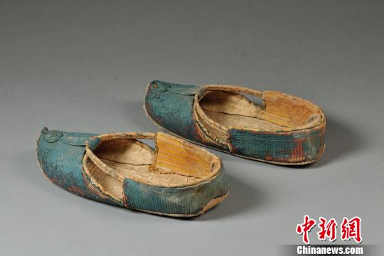 新疆首次展出1300年前“蓝色如意鞋”