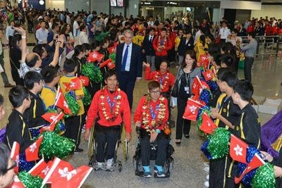 香港亚残运代表团凯旋返港特首机场欢迎（图）