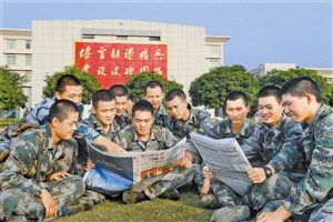 驻港部队教导团官兵学习十八届四中全会报道（图）