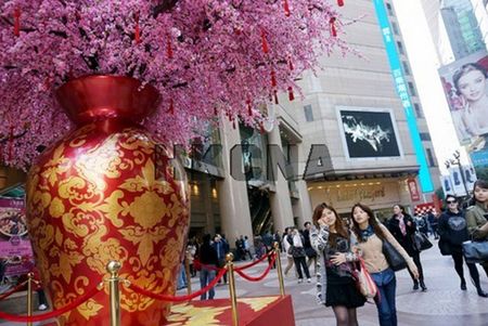 香港一商場華麗金魚燈營造“萬天金魚”景象（圖）（2）