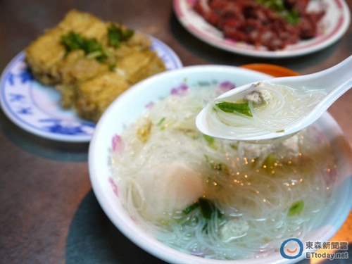 台湾老店的美味：酥嫩红烧肉配清爽旗鱼米粉