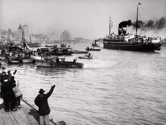 1949年初，上海黃浦江畔，在碼頭送行的市民。攝影/Jack Birns