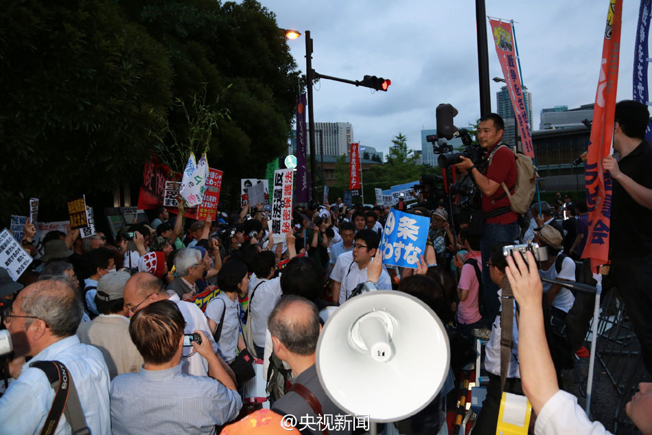 日本民众首相官邸外集会抗议解禁集体自卫权