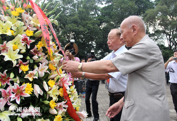 黃埔軍校同學(xué)會(huì)會(huì)長林上元（右）和臺(tái)灣退役上將、中華戰(zhàn)略學(xué)會(huì)理事長王文燮共同整理花籃挽聯(lián)。