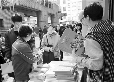 2015港府將著力打好四張牌:經(jīng)濟(jì)民生人才青年