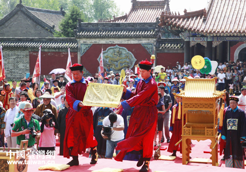 祭祖活動(dòng)，祭拜時(shí)請(qǐng)上奠帛時(shí)的情景