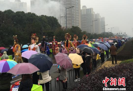 “慧聚妈祖”回銮返昆 两岸上万民众雨中恭迎