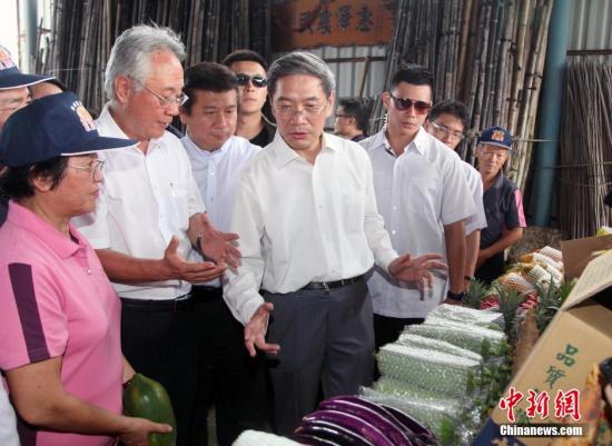 6月27日，国务院台办主任张志军来到高雄市杉林区访问农户。