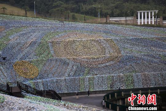 台湾基隆400万个塑料瓶组成“星空草原” 倡环保、关怀弱势