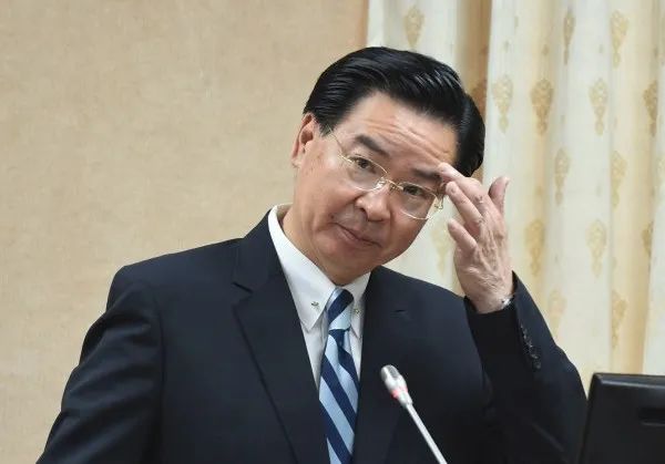 这副奴才相，可笑！