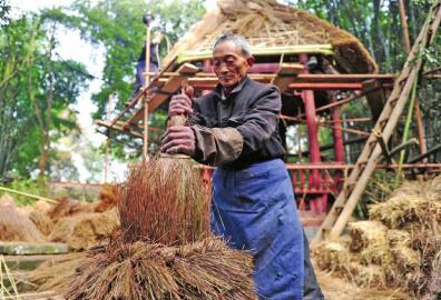 69岁老工匠修葺杜甫茅屋20年 工具仅有蔑刀、锯子