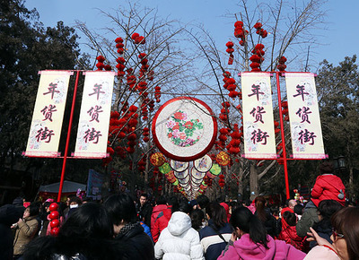 镇上年货街 引来城里人