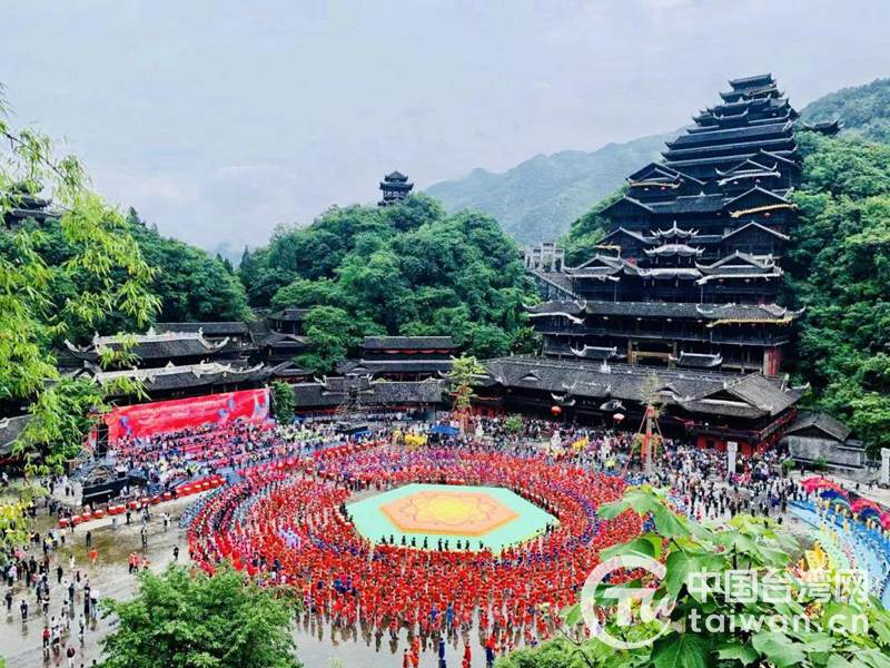 第十届中国乌江苗族踩花山节开幕 成渝两地台胞共祭先祖蚩尤