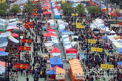 香港年宵市場開幕 維園年花熱賣干貨生意冷