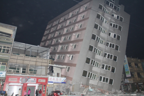 台湾高雄地震台南多处楼房倾倒 马英九抵应变中心