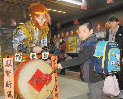 敲吉鼓、领福袋 台北各小学开学年味浓