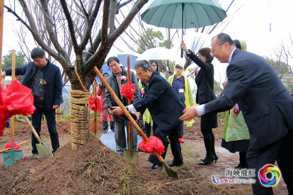 图片默认标题_fororder_4 2016年12月，山森先生在眠牛山公园樱花植树仪式上