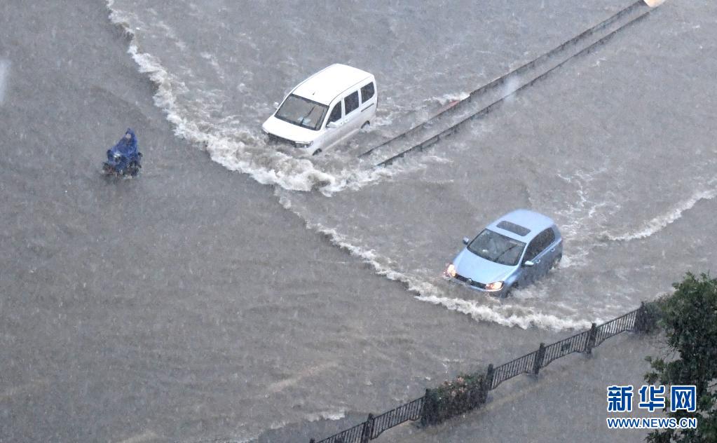 郑州遭遇历史极值暴雨 交通中断市内部分地区停水停电