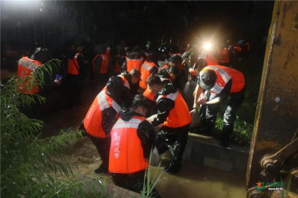 外媒关注河南暴雨：为了阻止和转移洪水，中国军人正冲向大坝和河堤