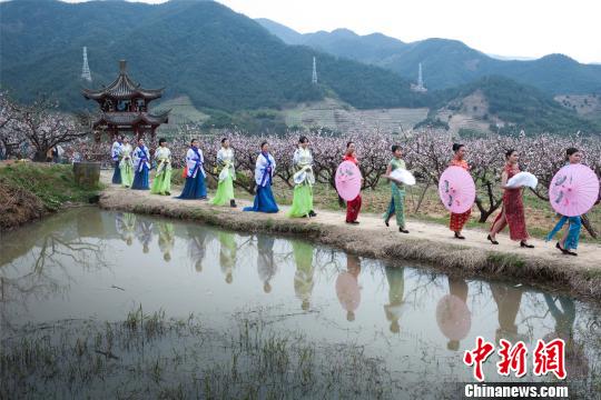 浙江奉化萬畝桃花盛妝開 漢服少女尋香覓春蹤