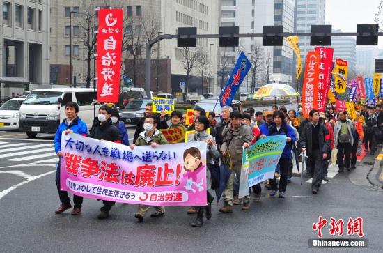 日本高中生反安保法示威游行：“我們不要戰(zhàn)爭”