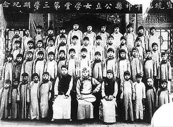 山西某女子學(xué)校合影