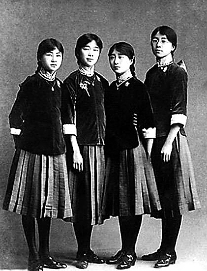 1916年，培華學(xué)校的女子校服，左一是林徽因