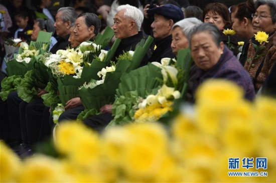 南京大屠杀幸存者及死难者遗属举行“清明祭”仪式