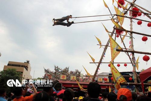 台湾嘉义举办高空荡秋千比赛 民众惊呼连连