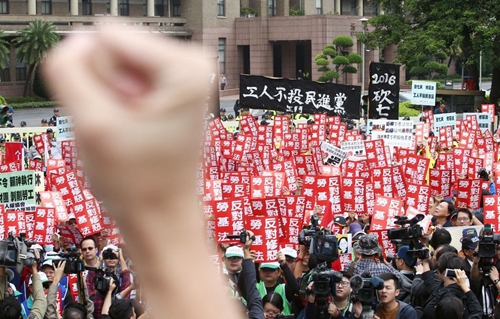 台沦为亚洲人才“中继站”蔡执政一年台青纷纷出走