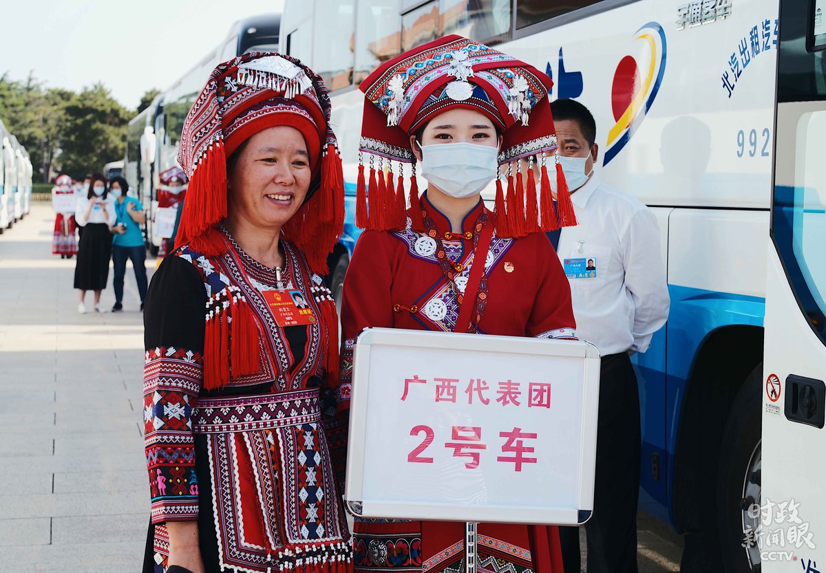 时政新闻眼丨特殊时期的全国两会，立起中国笃定前行的路标