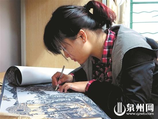 女大学生自学剪纸 50小时刻画出《清明上河图》