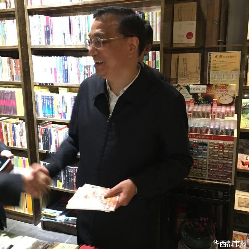 李克强夜逛成都书店掏钱买书 称支持实体书店