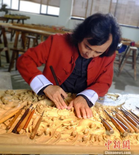 浙江工藝美術(shù)作品赴港展出 東陽木雕傳承人覓共鳴