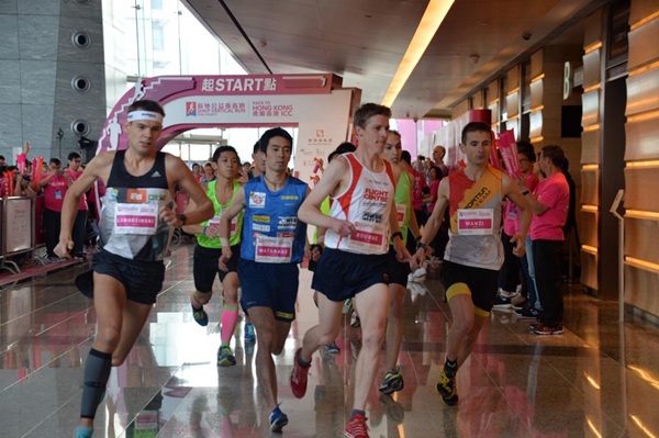 香港逾千人参与公益垂直跑 登2120级楼梯