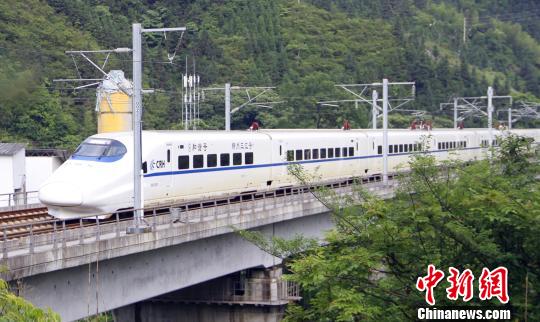 广西贫困县开行始发动车 瞄准粤港澳游客