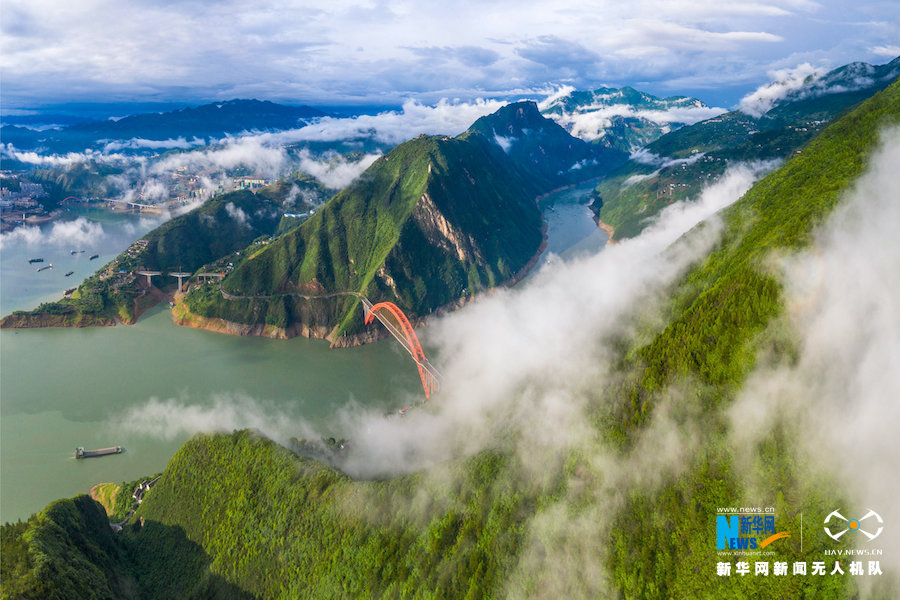 航拍雨后三峡云雾奇观：青山如黛，云雾如烟