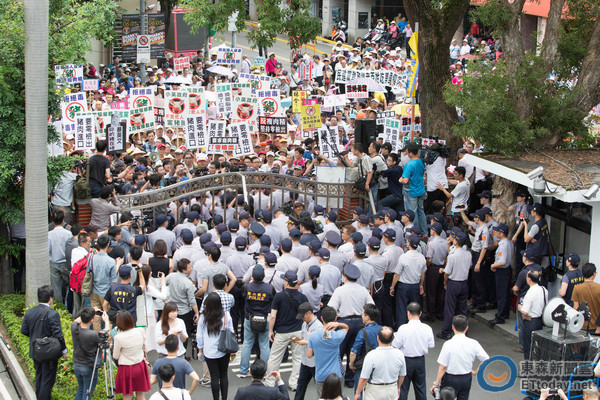 臺豬農(nóng)強(qiáng)翻闖民意機(jī)構(gòu) 抗議美豬進(jìn)口