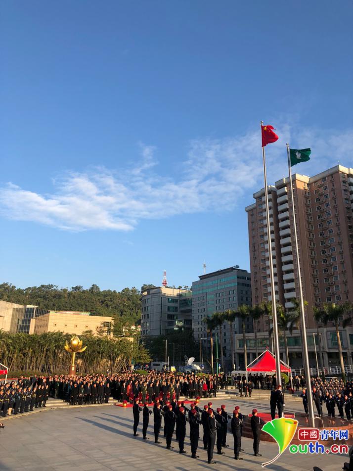 同升一面五星红旗 港澳台青年的新年愿望