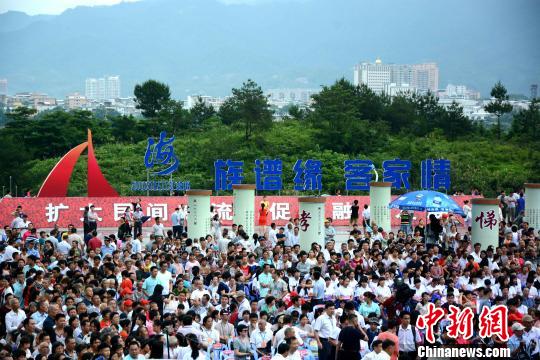 聚焦海峡论坛：两岸联办海峡客家族谱文化风情节