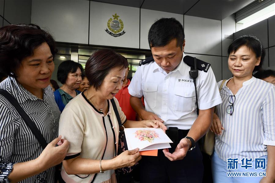 特写：“阿sir加油”——香港市民自发集会支持警方