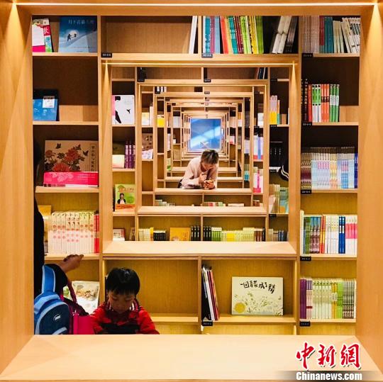 再現(xiàn)“深夜書店” 上海書迷的告別與迎接