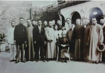 1935年，辛亥武昌起义志士喻育之等参观孙中山故居时与孙妙茜合影（坐着为孙妙茜，左七为喻育之）