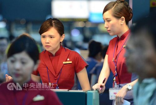 台湾华航空服员罢工 旅客在桃园机场柜台前大排长龙